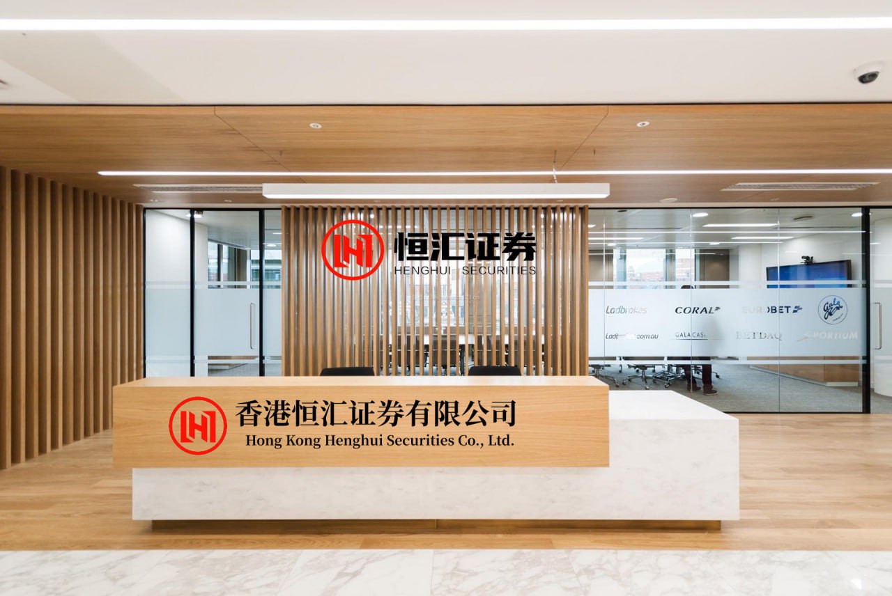 派生配资APP下载 当年王芳不顾父母的反对，嫁给大自己15岁的教授，但让王芳没想到的是从怀孕到生产，丈夫一次也没陪她去过医院，生孩子时丈夫也没来。手术室门口的红灯亮得刺眼，原本计划一小时就能结束的肺部手术，硬生生拖成了六个小时。这不是演电视剧，而是王芳真实经历的生死关口。医生在她的肺里发现了良性肿瘤，...
